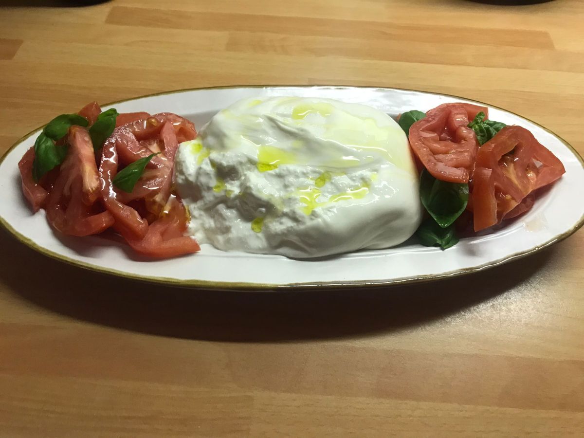 Burrata con pomodori e&nbsp;basilico