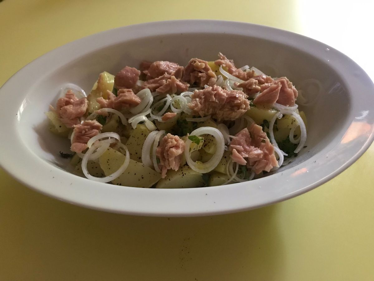 Insalata di patate novelle, tonno e&nbsp;cipollotti