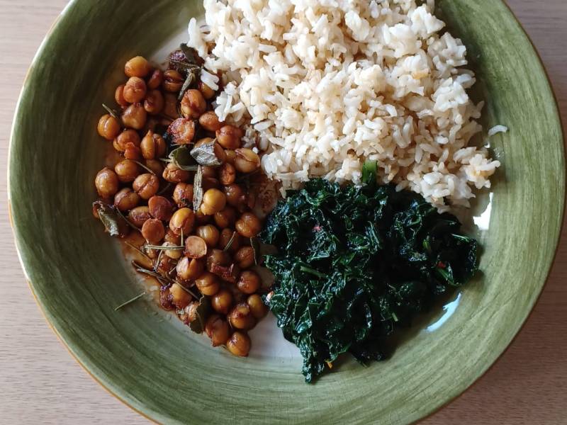 Tris di Cavolo nero, Gange e ceci in&nbsp;tamari