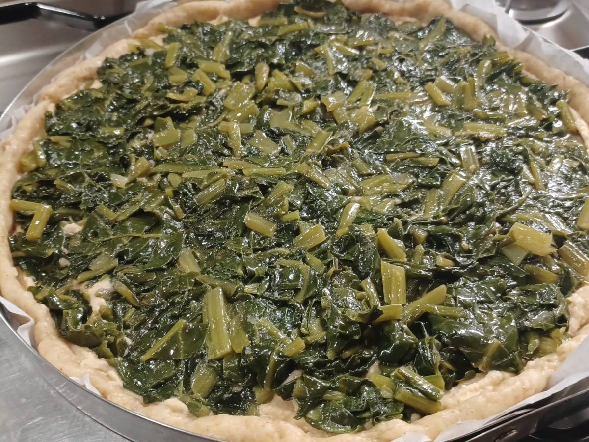 Torta salata con erbette e hummus 